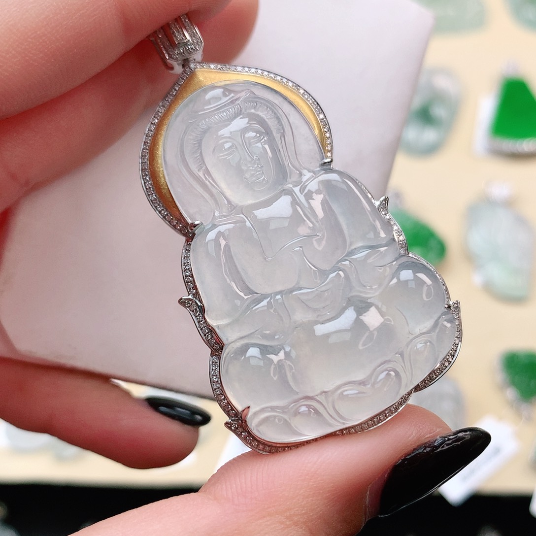 翡翠18K金镶嵌颈饰观音