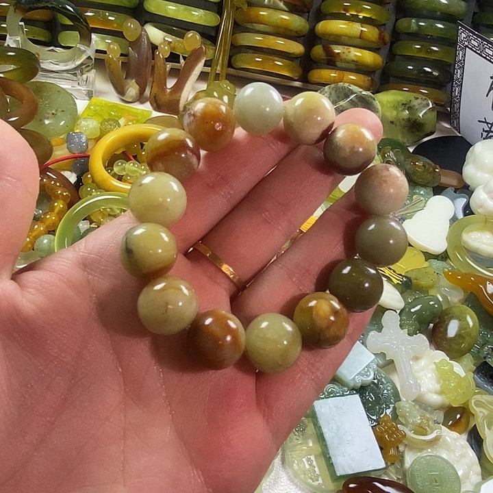 芭***孩蛇纹石玉未镶嵌颈饰