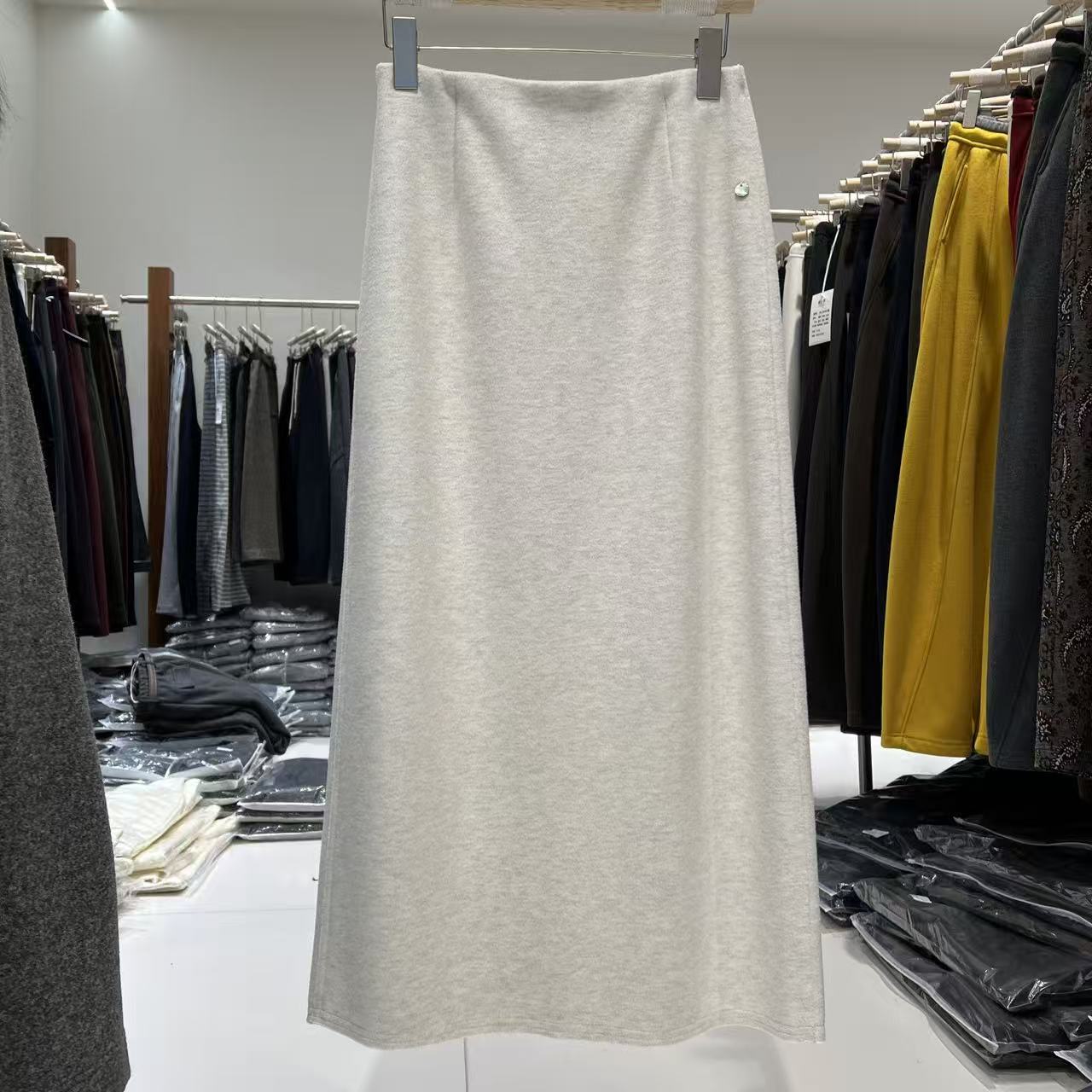 Mozch 羊R蚕S混纺光泽有质感口袋小扣子半身裙【长82】9151