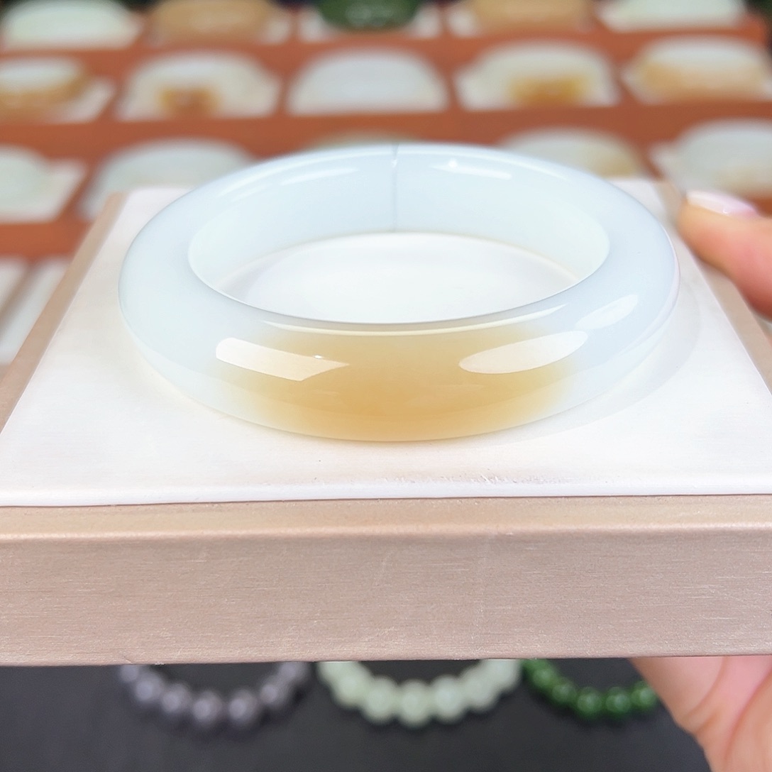 和田玉手镯未镶嵌和田玉糖白手镯