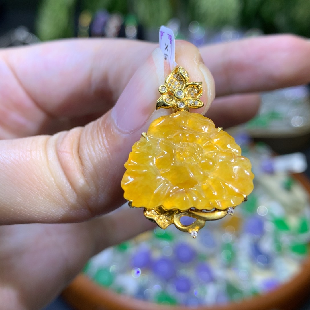 颈饰18K金镶嵌翡翠