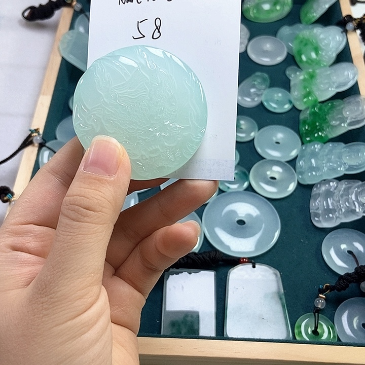 赢***己石英质玉非金属时尚吊坠