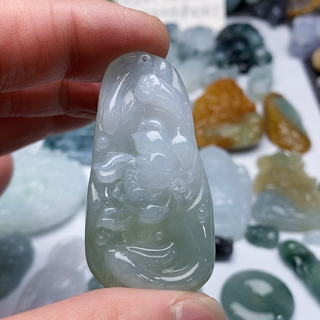 翡翠未镶嵌颈饰荷叶鱼