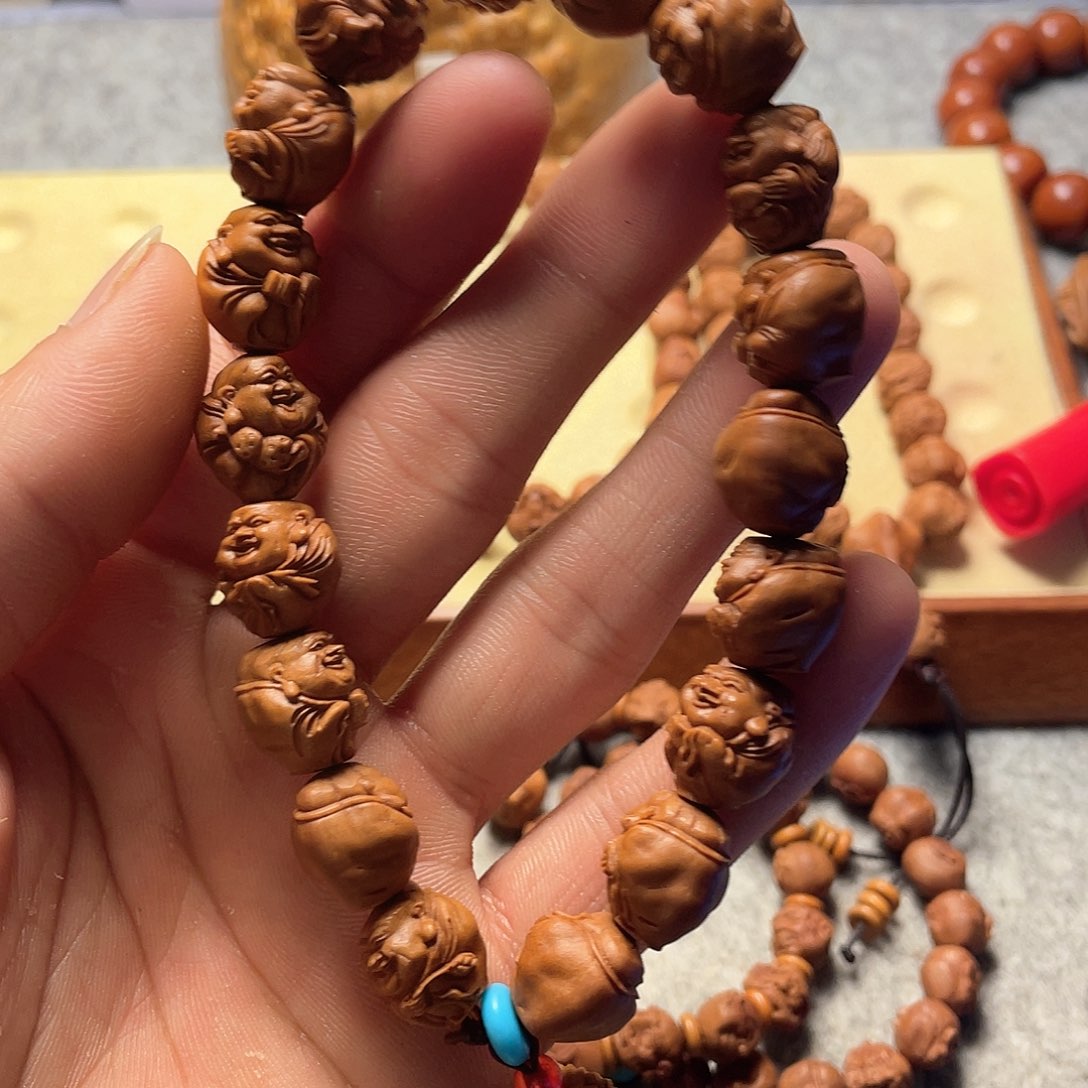 龙纹桃核雕刻弥勒