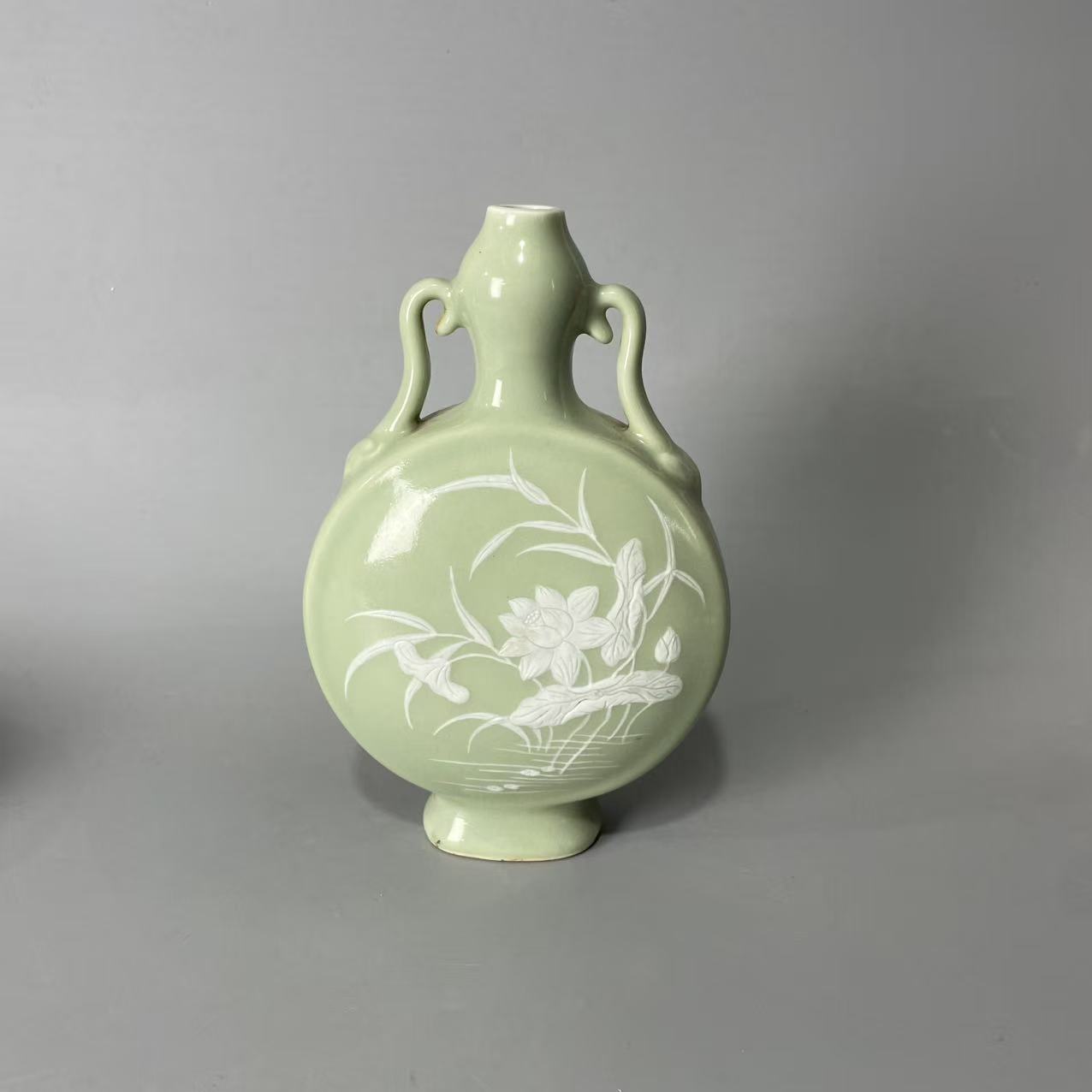 豆青堆白一品清廉如意耳葫芦扁瓶