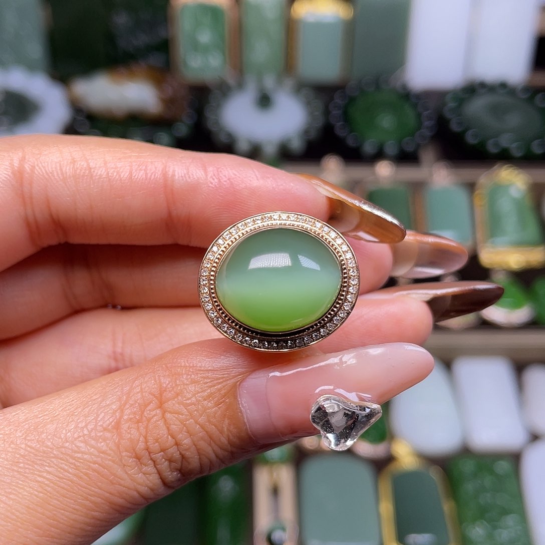 【闪购商品】颈饰18K金镶嵌和田玉（碧玉）诸**遂