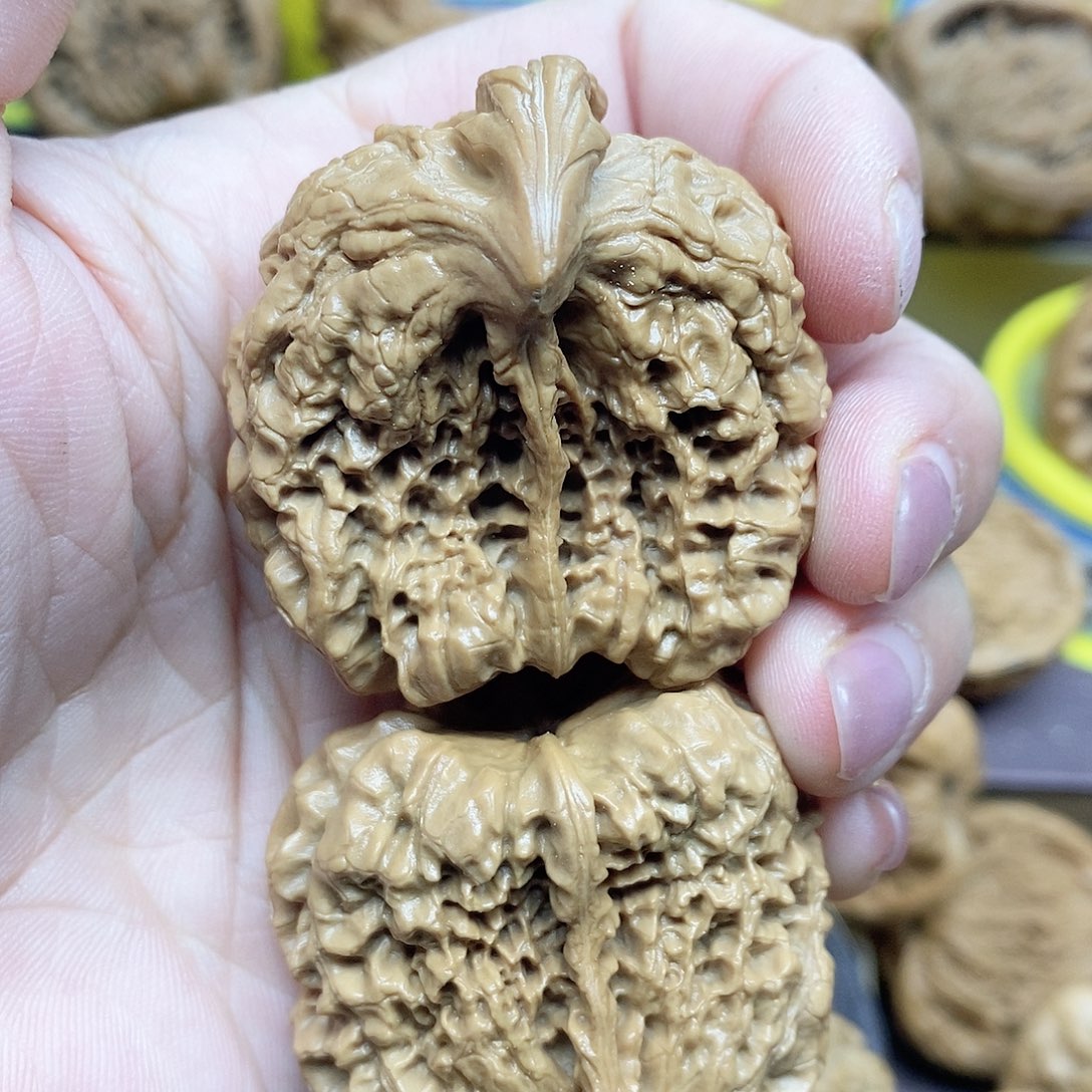 文玩核桃吊坠那***红座山雕