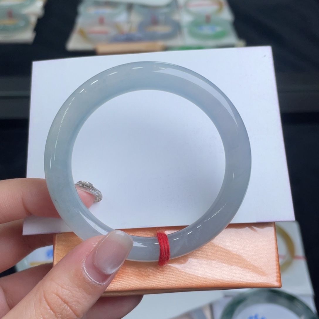 翡翠手镯未镶嵌翡翠