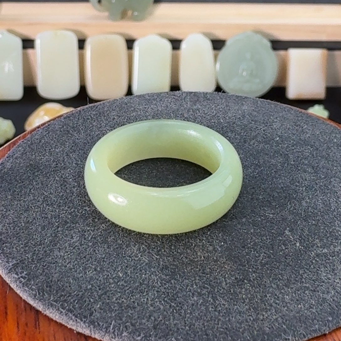 昏***地和田玉未镶嵌戒指