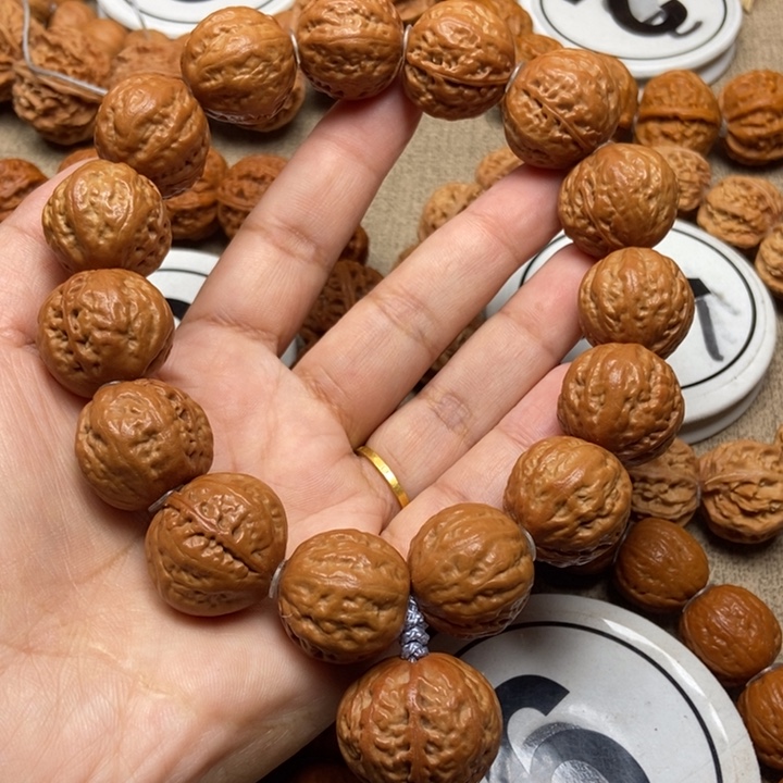 文玩核桃吊坠蚂蚁纹元宝