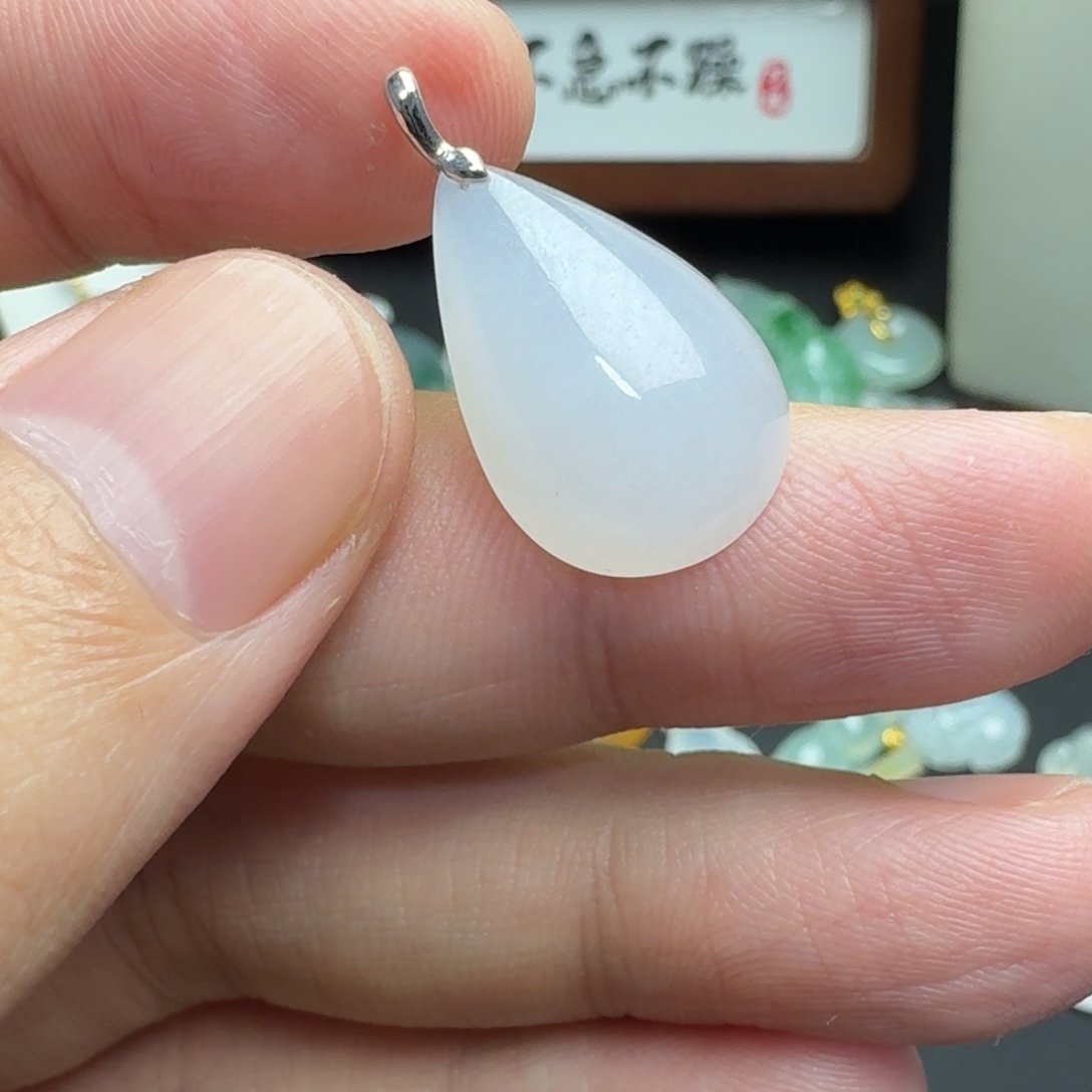 翡翠18K金镶嵌颈饰水滴