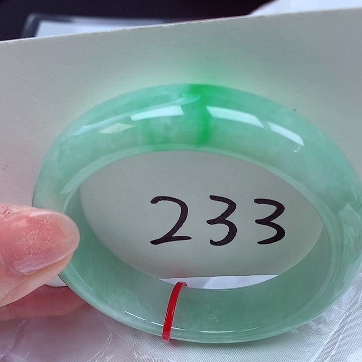 翡翠手镯未镶嵌翡翠