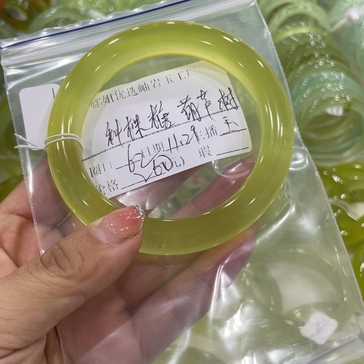 未镶嵌蛇纹石玉颈饰种****