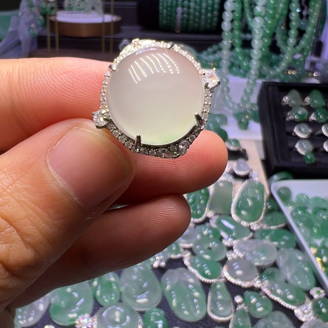 石英质玉（非洲翠）未镶嵌颈饰