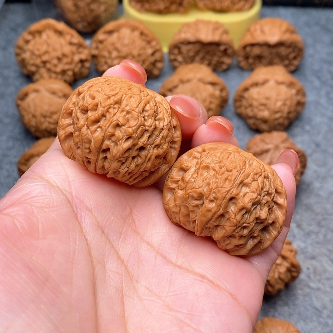 文玩核桃把件精品血麒麟38