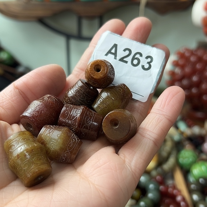 卷***儿和田玉（糖玉）未镶嵌颈饰