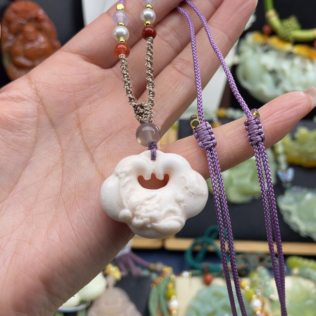 蛇纹石玉未镶嵌颈饰