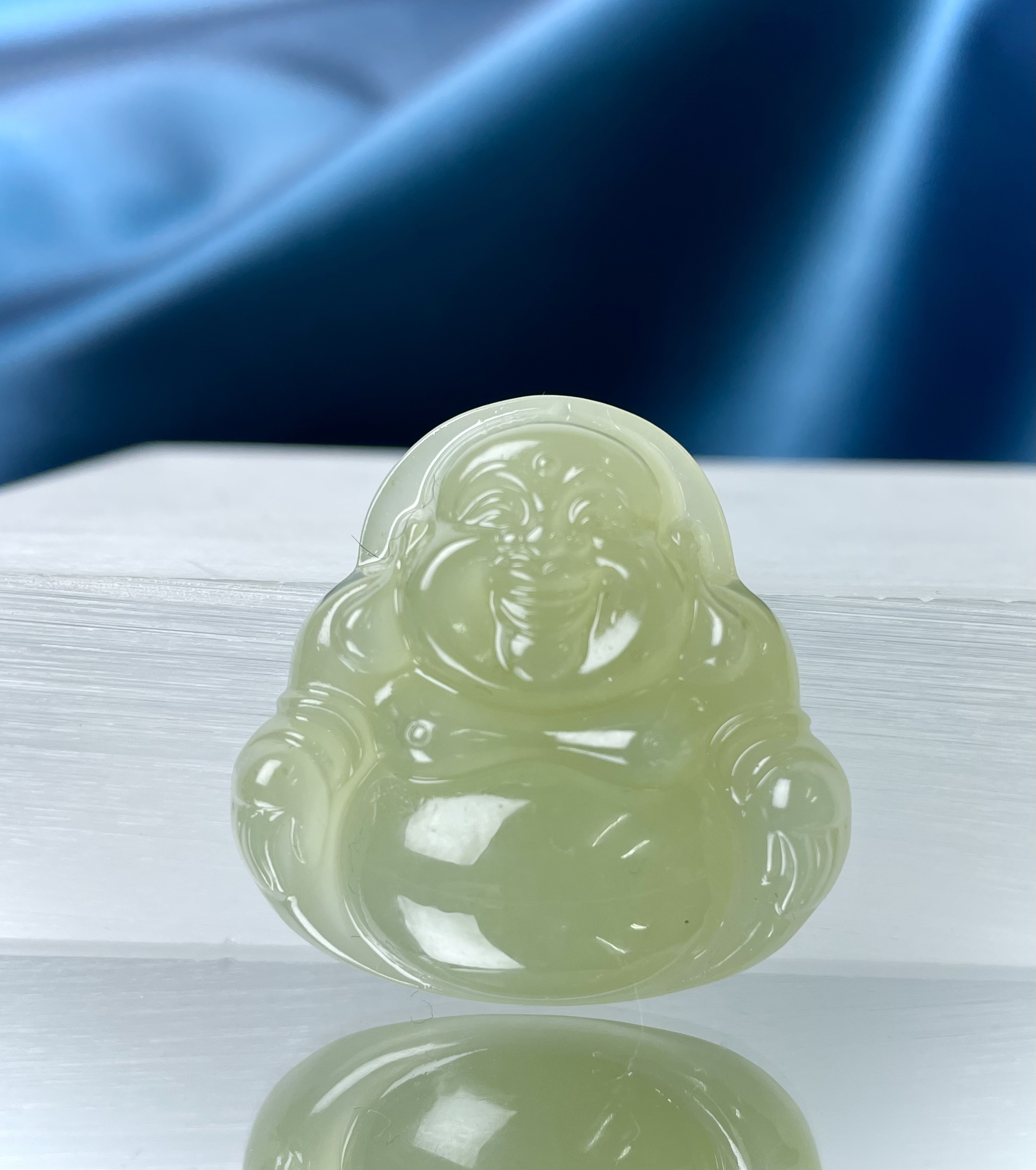 和田玉晴水湖水绿无暇油润小佛公34.6*34.5*11.1（mm）多样性发其一