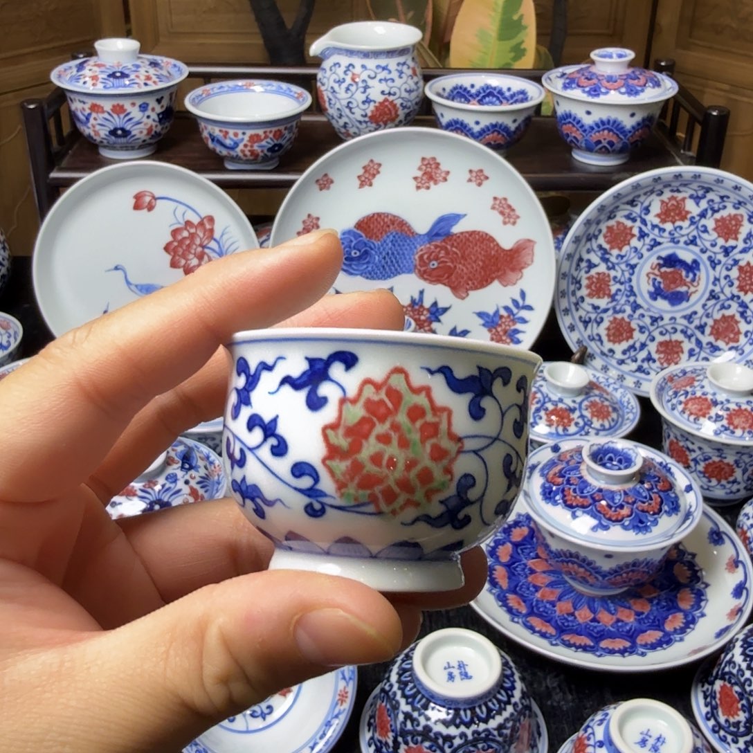 青花釉里红缠枝莲卢氏杯