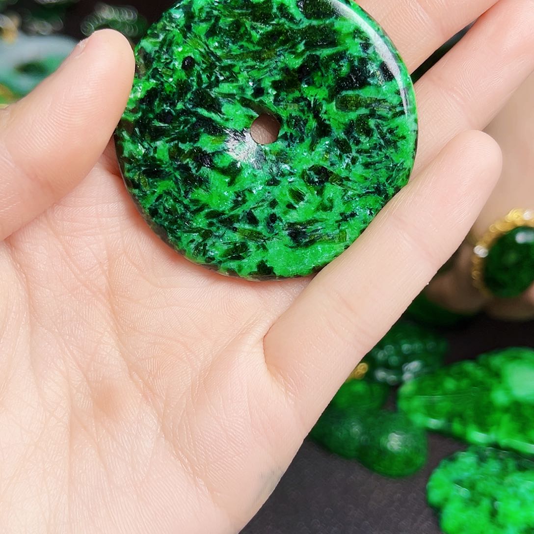 颈饰未镶嵌翡翠多样性