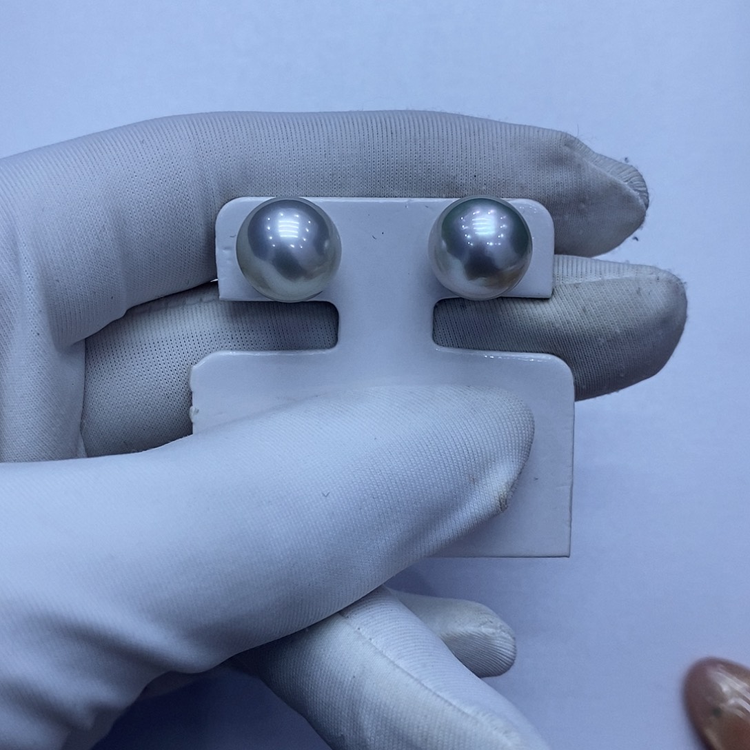 海水珍珠耳饰18K金镶嵌10到11点位