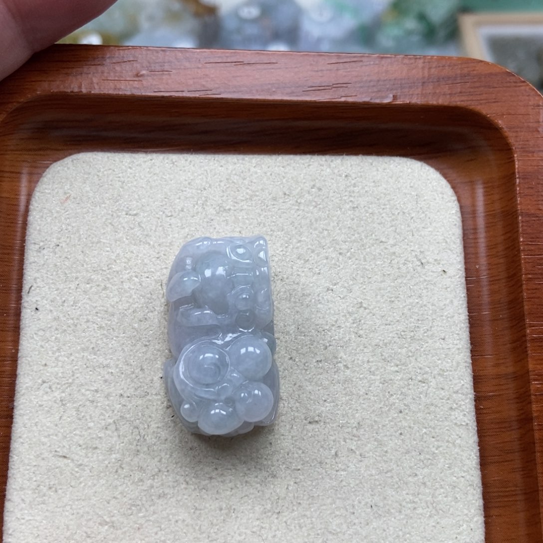 翡翠未镶嵌颈饰霸王貔貅