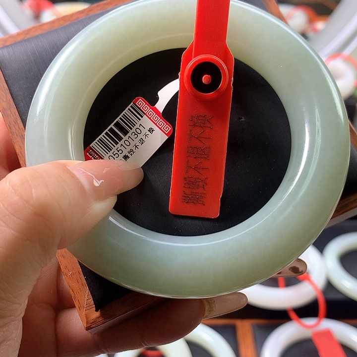 A***y和田玉未镶嵌手镯