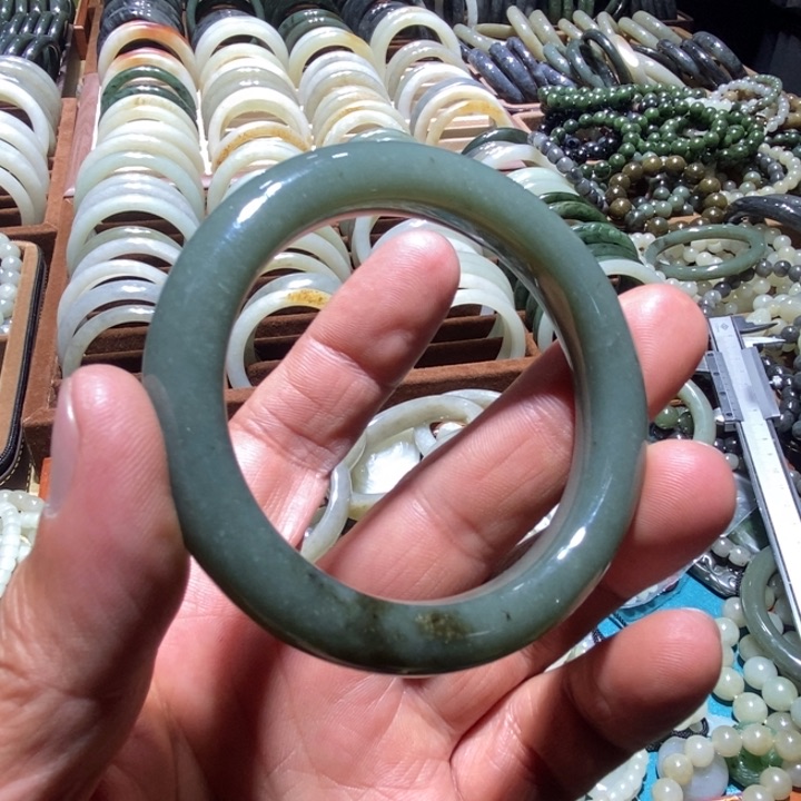 和田玉（青玉）手镯未镶嵌带****人