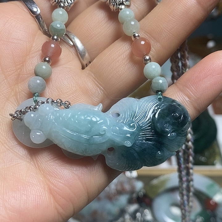 翡翠未镶嵌吊坠(赠链)