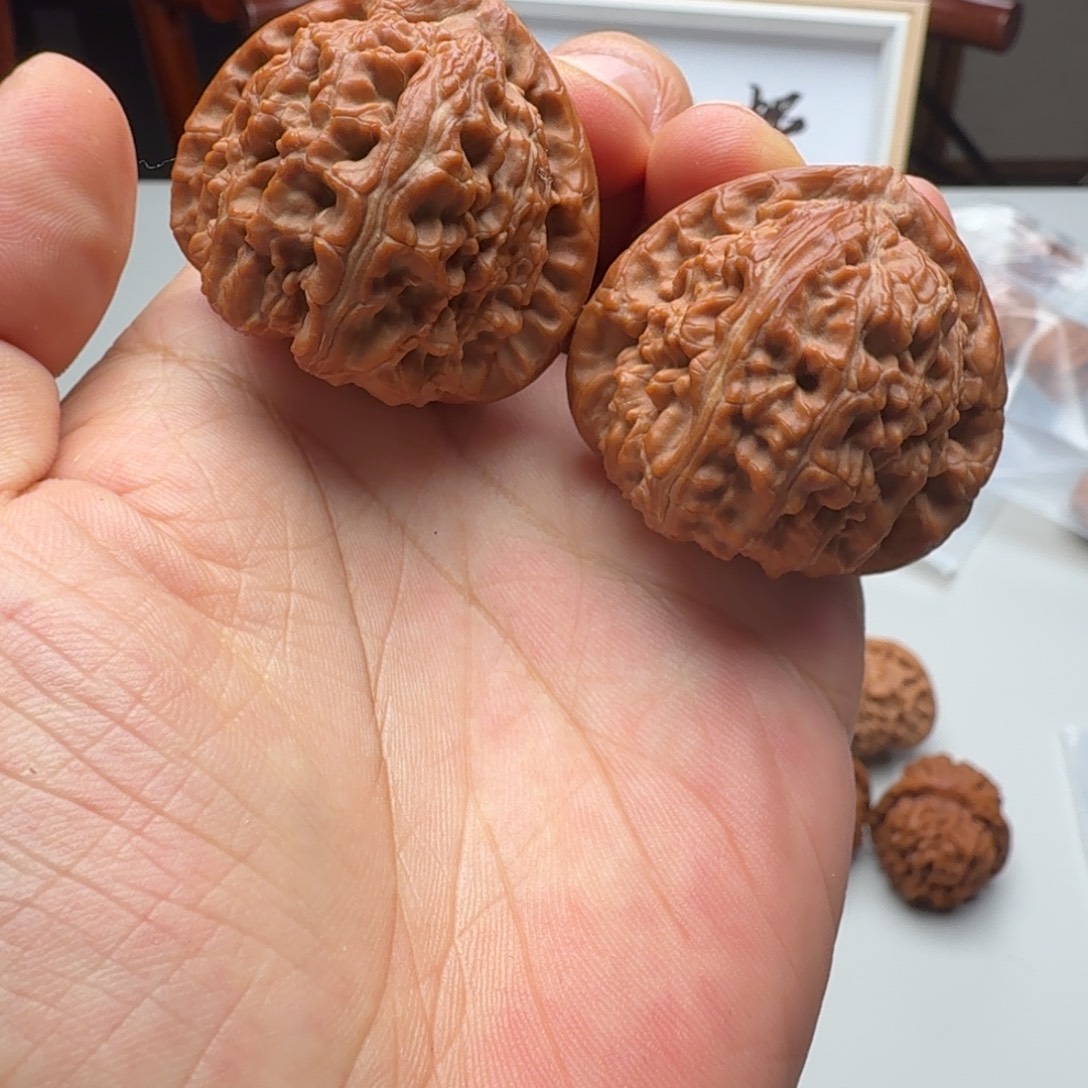M***Q吊坠文玩核桃三角白