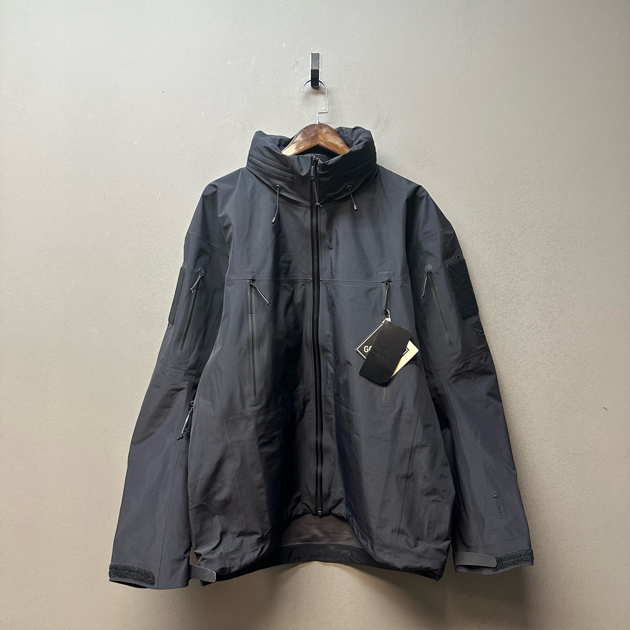 Arcteryx始祖鸟/04320/alpha jacket gen2.2 黑色立领冲锋衣 XL