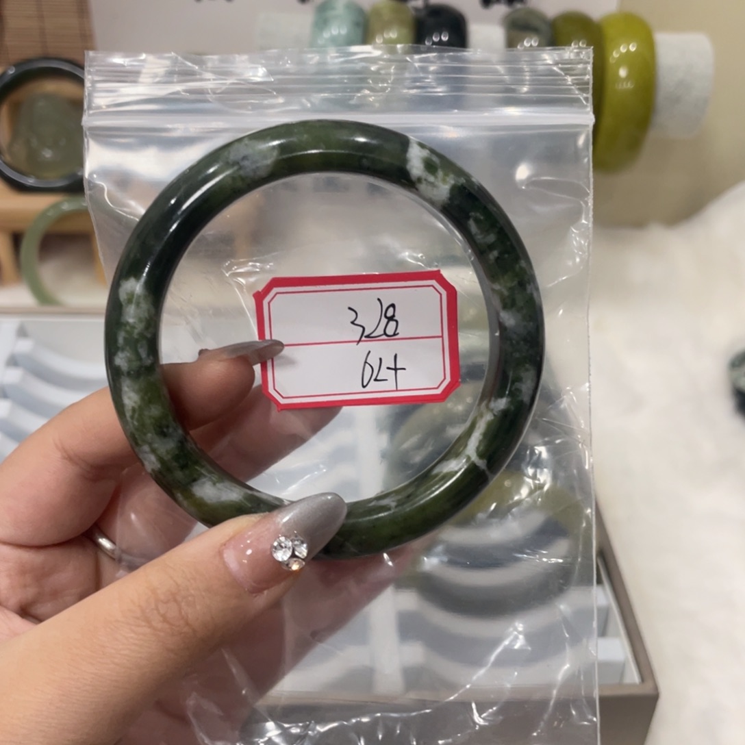 蛇纹石玉手镯未镶嵌