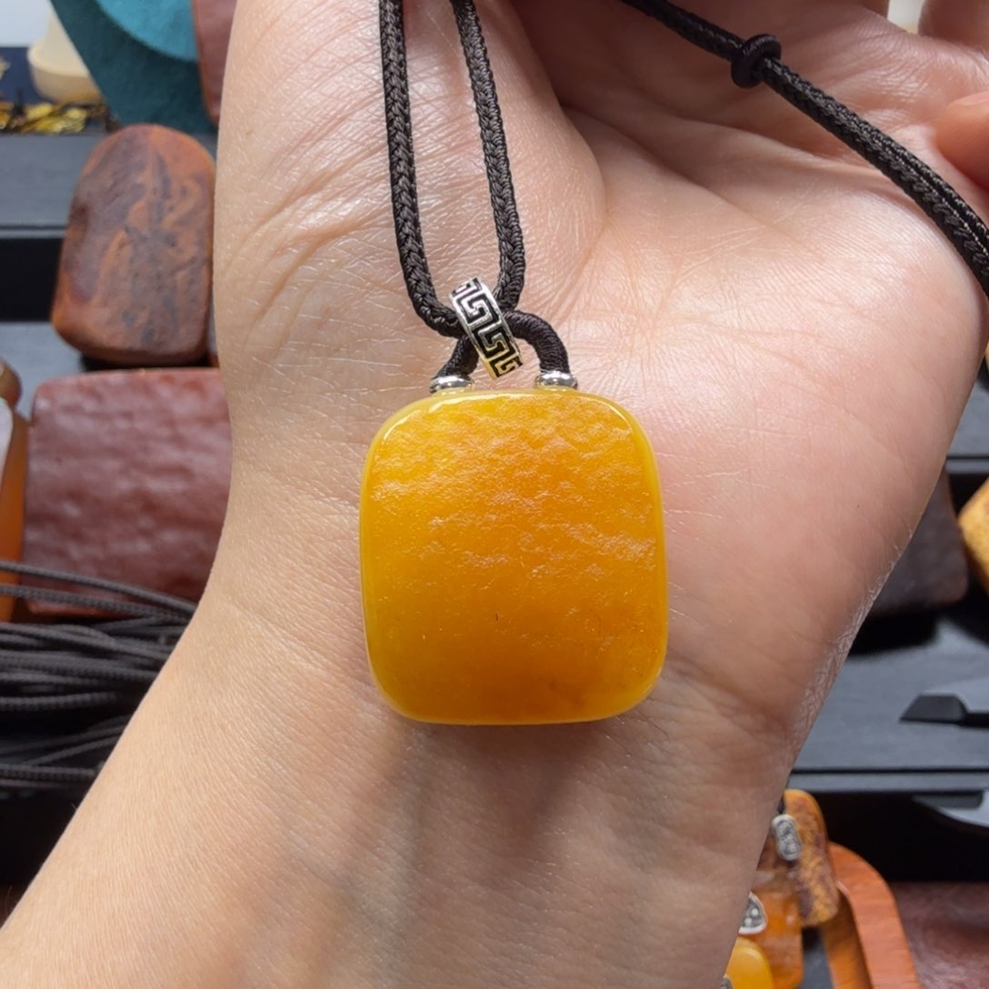 琥珀吊坠(赠链)未镶嵌