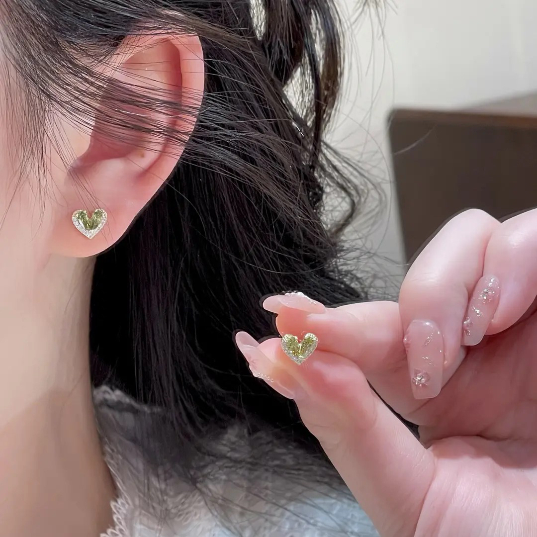 铜合金锆石耳饰 1073绿色锆石爱心耳钉圆脸小巧精致高级甜美耳饰
