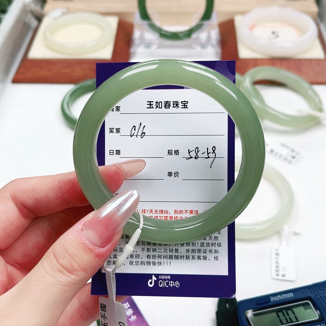 和田玉手镯未镶嵌小**泡