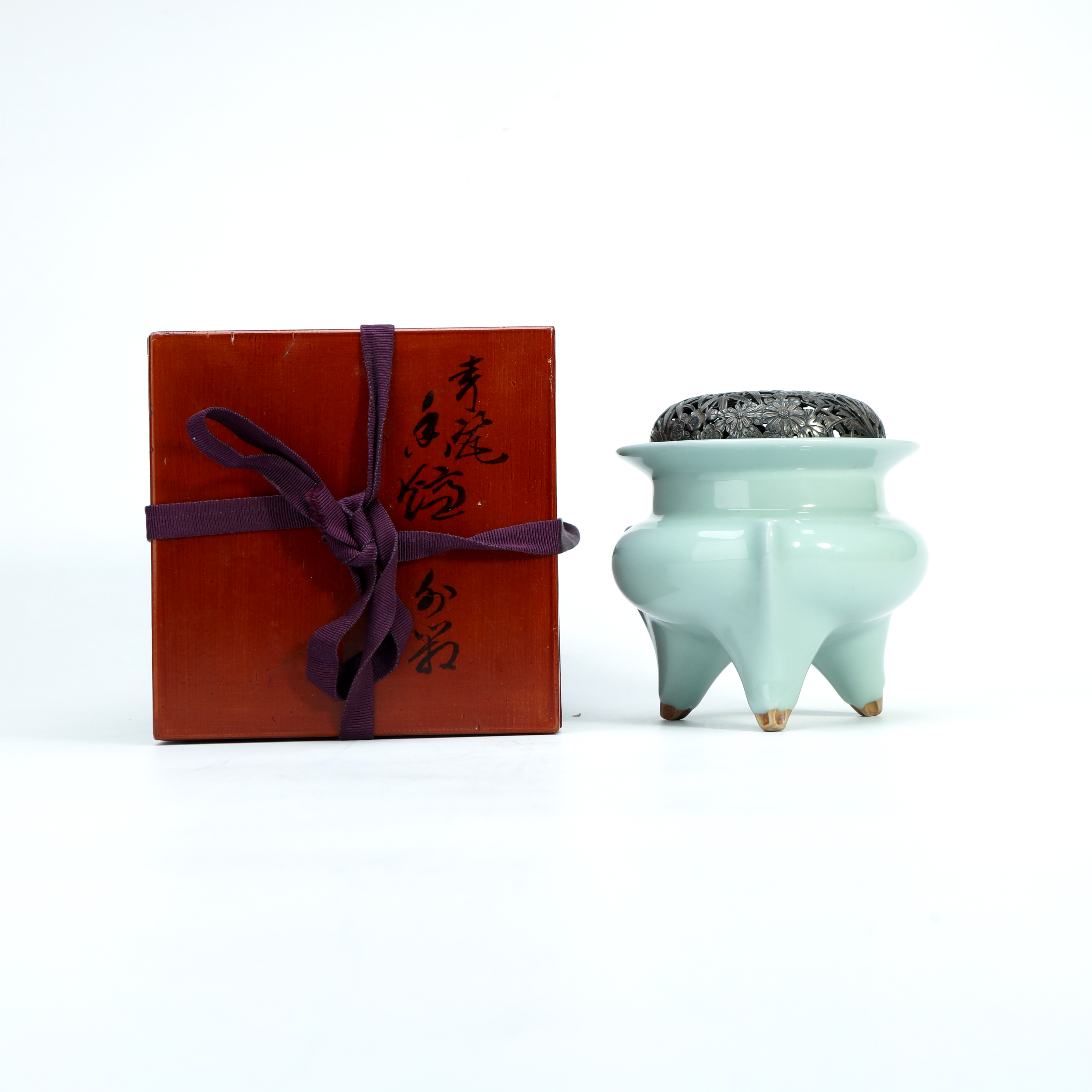 25. 青釉鬲式炉配银盖（日本制作）（蓝队）【古董拍卖】