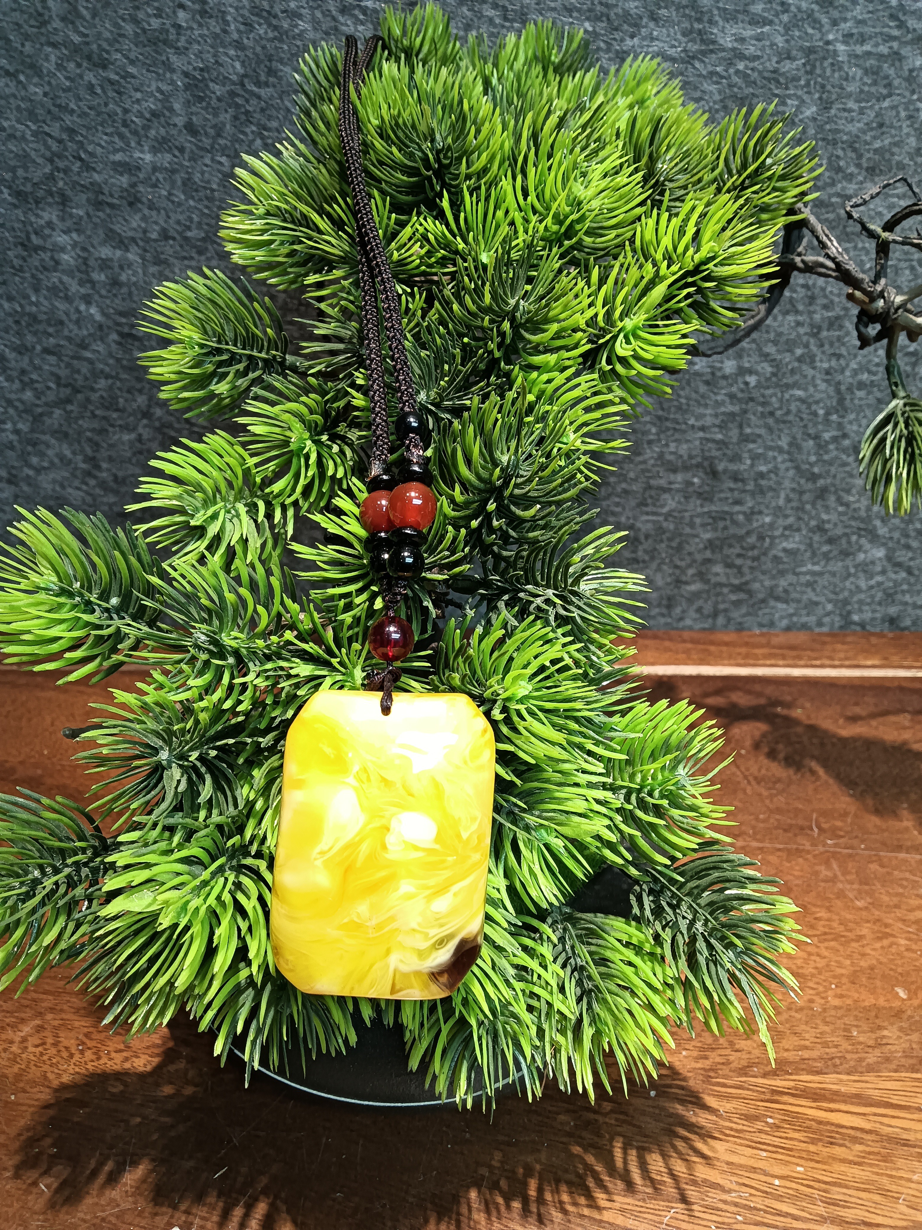 带皮蜜蜡无事牌吊坠