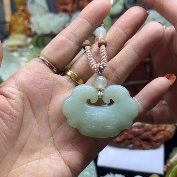 蛇纹石玉未镶嵌颈饰