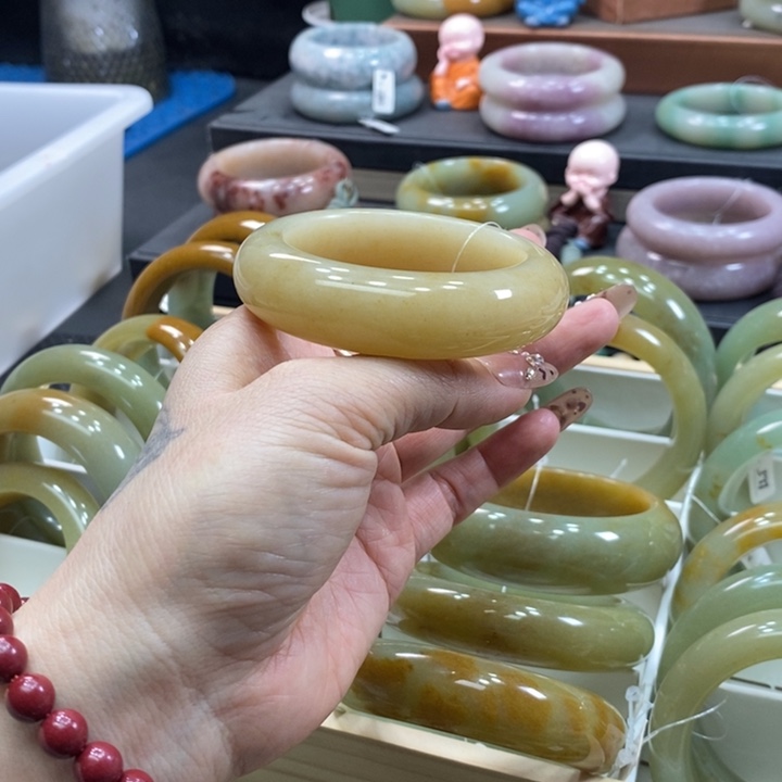 未镶嵌手镯石英岩玉