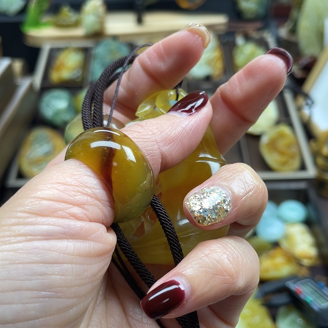 蛇纹石玉颈饰未镶嵌艺*花玉