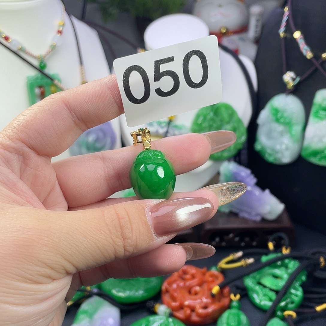 翡翠未镶嵌吊坠(赠链)