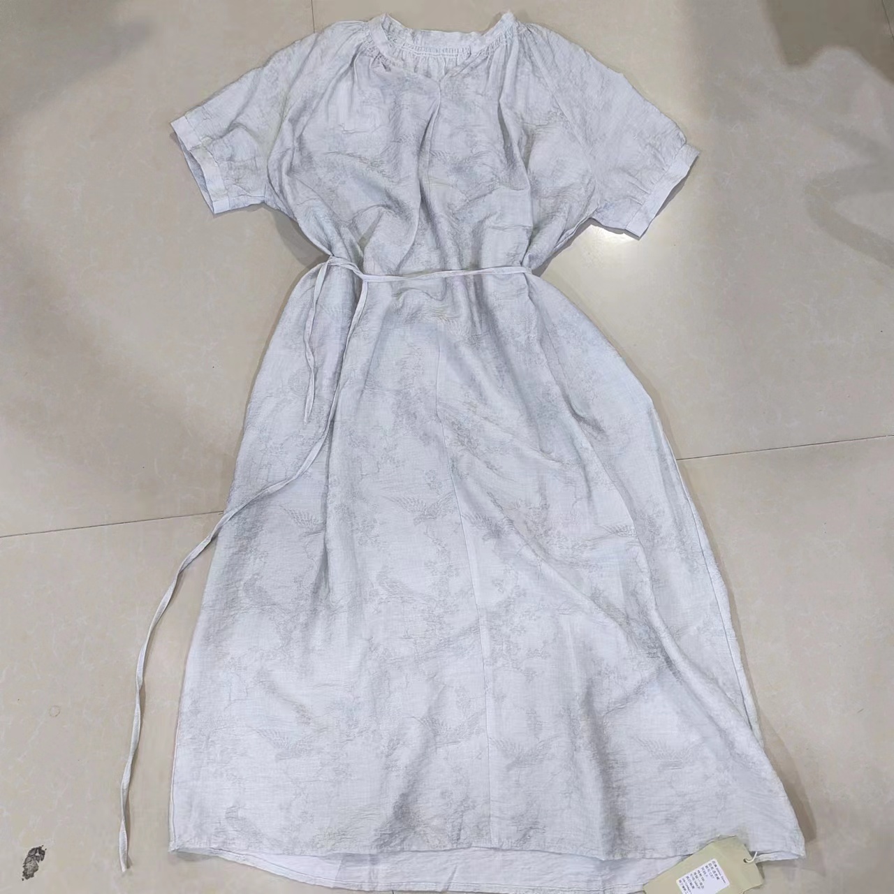 87浅灰色圆领连衣裙