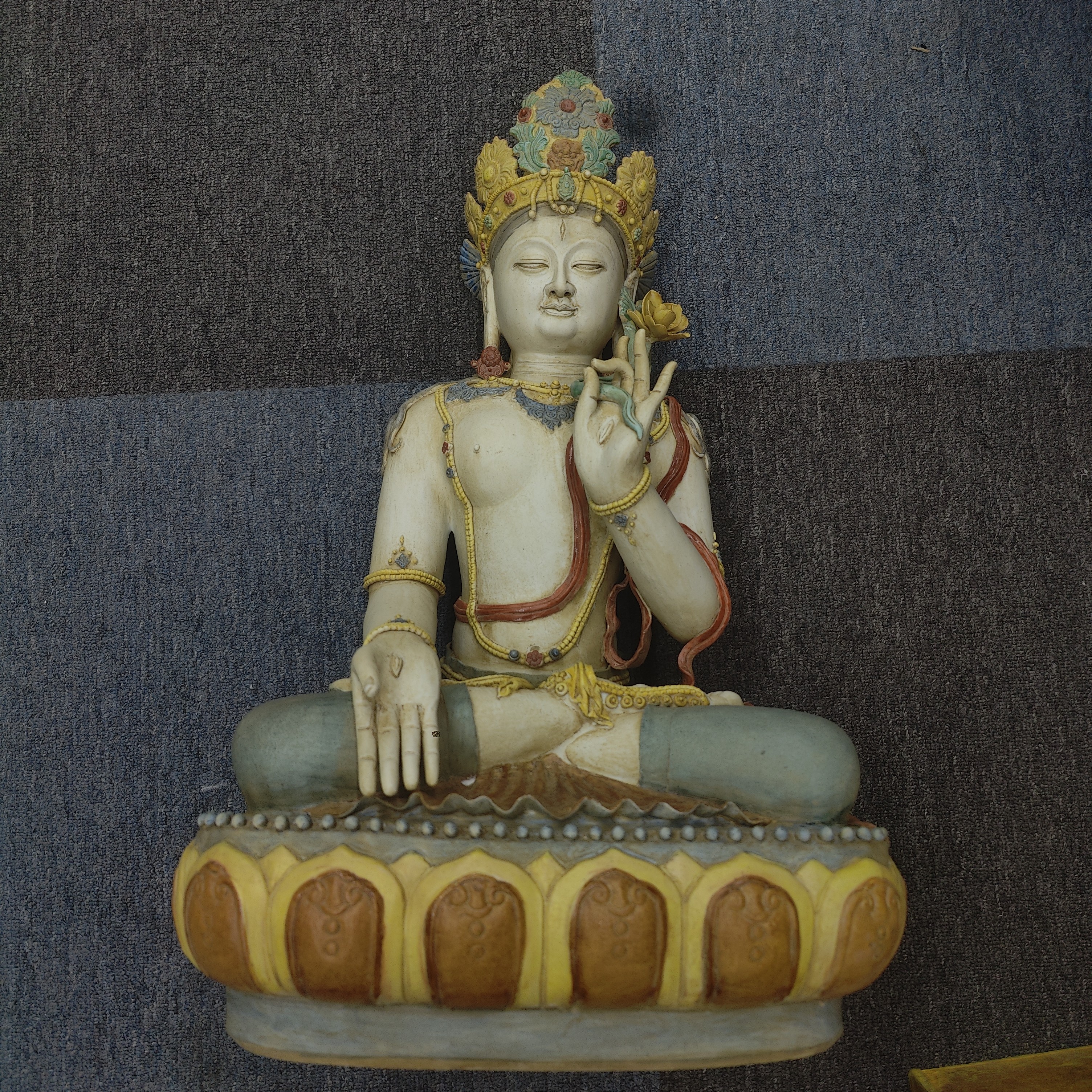 古陶瓷粉彩雕刻人物观赏摆件