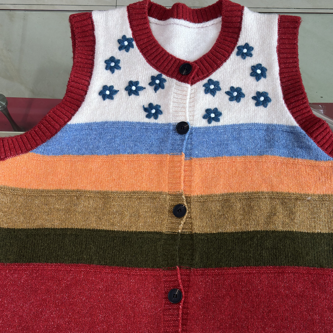 秋冬新款日系复古针织刺绣蝴蝶马甲女宽松大码百搭外穿彩色条纹