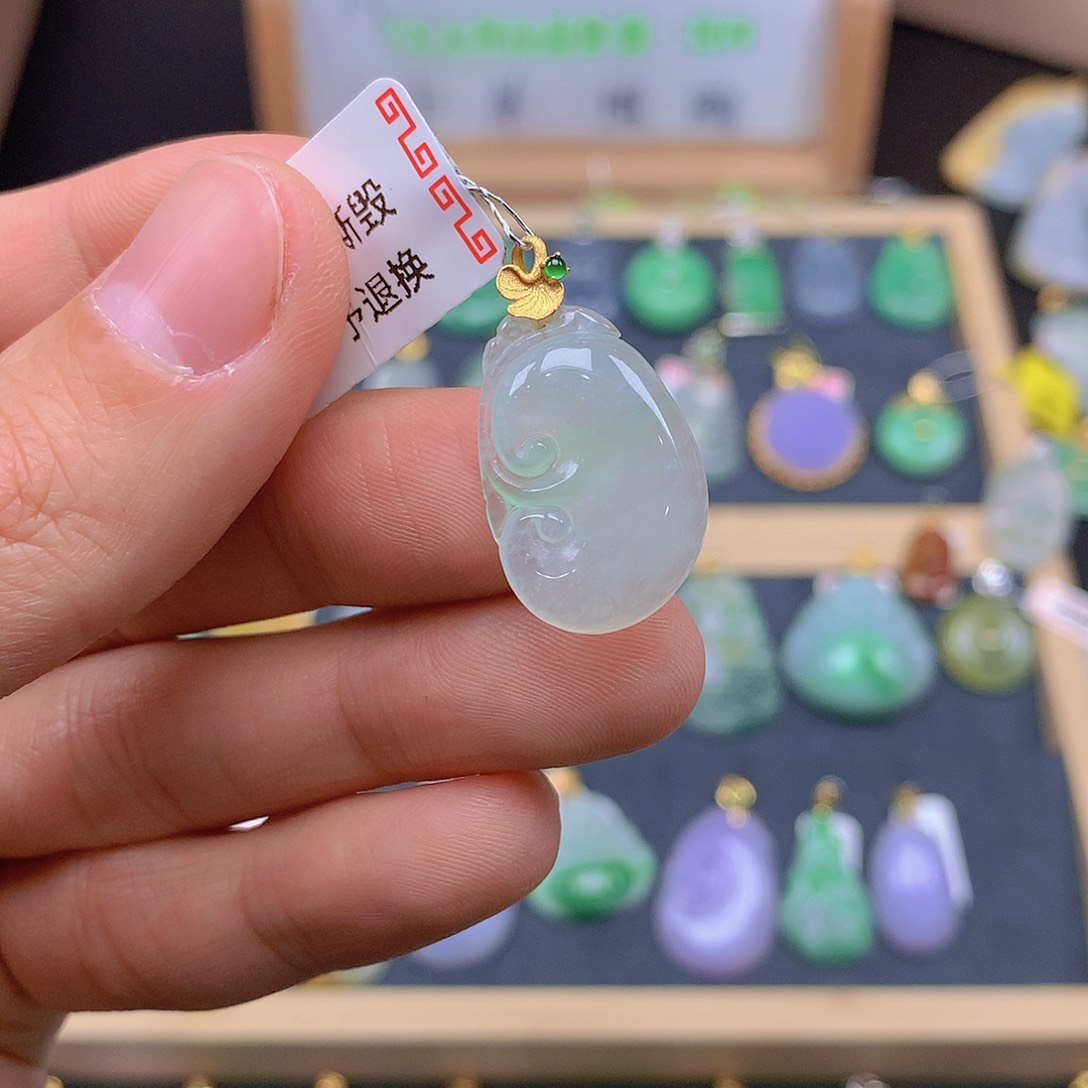 翡翠颈饰18K金镶嵌翡翠