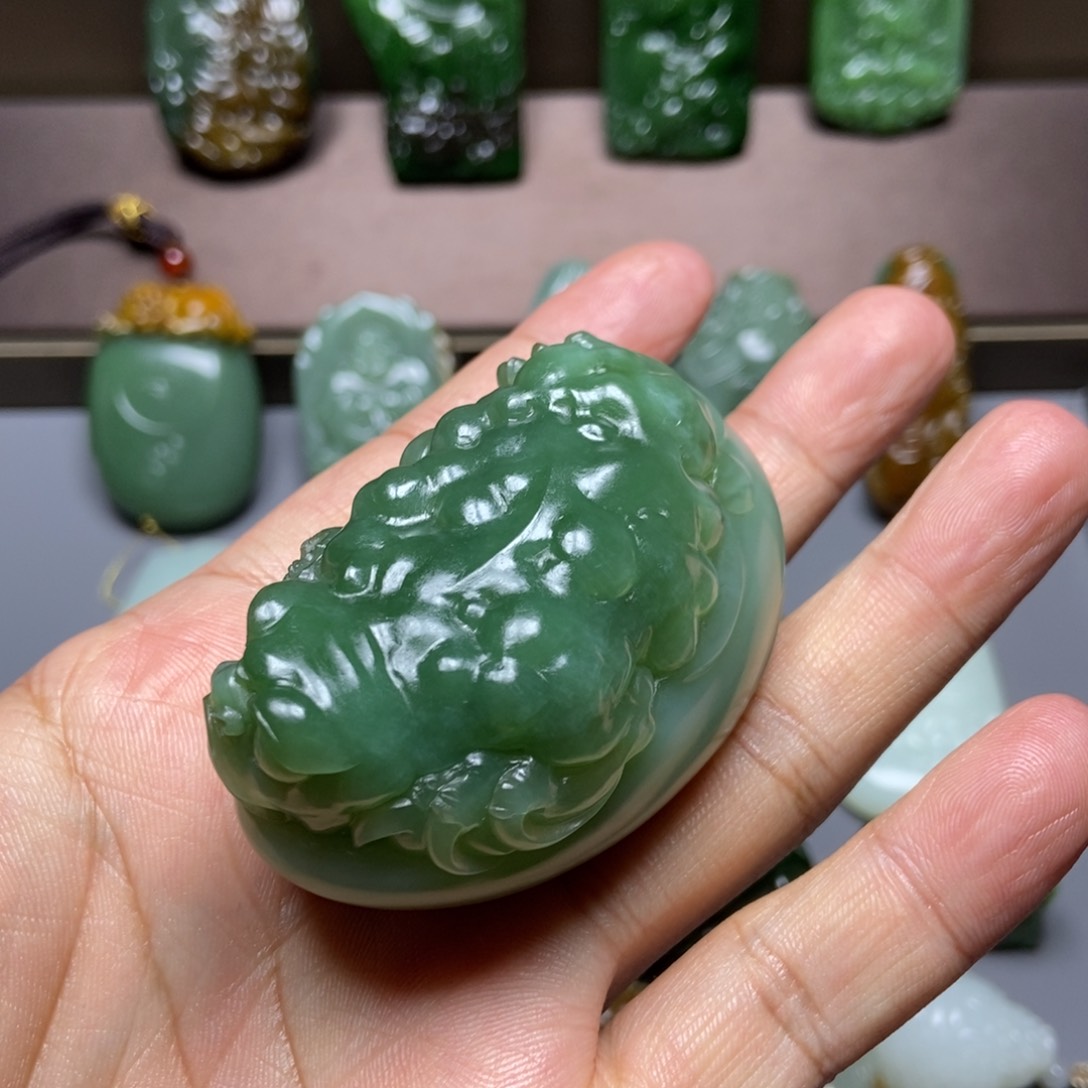 和田玉颈饰未镶嵌还**山