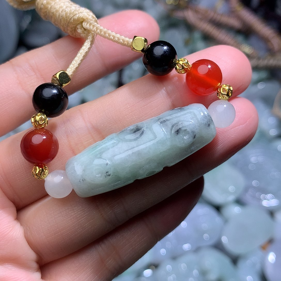 翡翠未镶嵌颈饰1425。