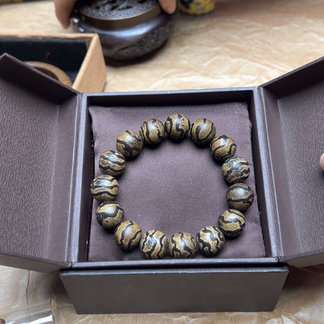 大叶紫檀（黑酸枝木类）