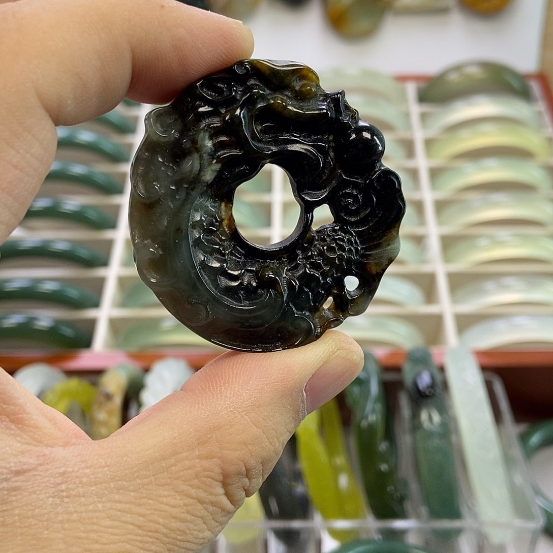 蛇纹石玉手镯未镶嵌花玉龙扣