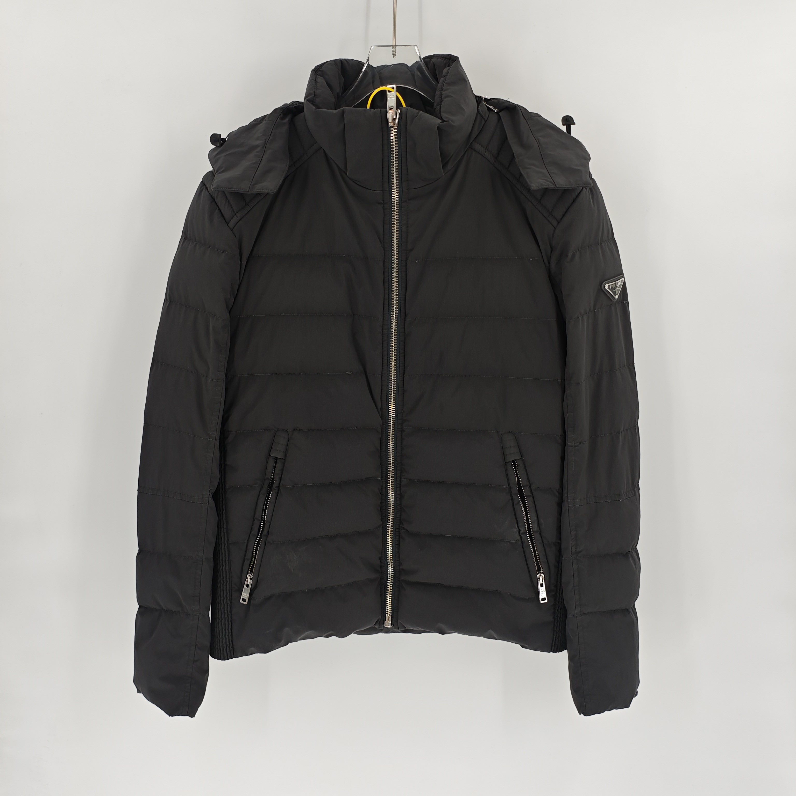 99新 Prada/普拉达 黑色可拆卸帽子三角钢标羽绒服/50码/Sw24656